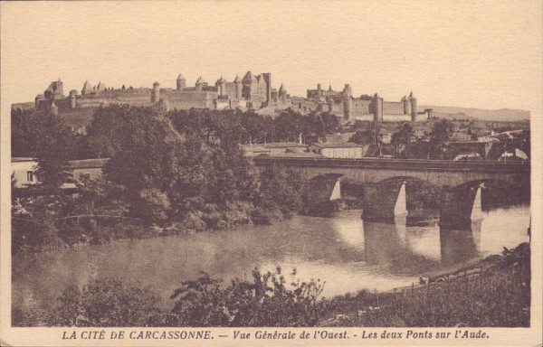 La Cite de Carasonne, vue Générale de l`Ouest, les deux Ponts sur l`Aude